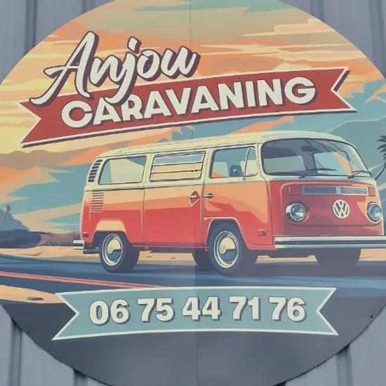 Enseigne Anjou Caravaning : un van rétro au coucher du soleil